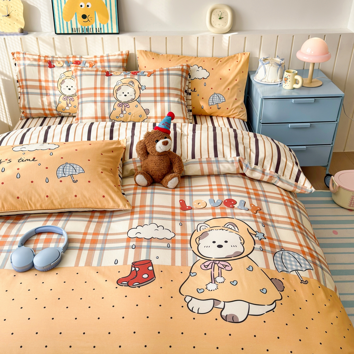 91家纺网 家纺一手货源 找家纺 寐居家纺 2026新款全棉大版数码印花四件套 雨天萌熊