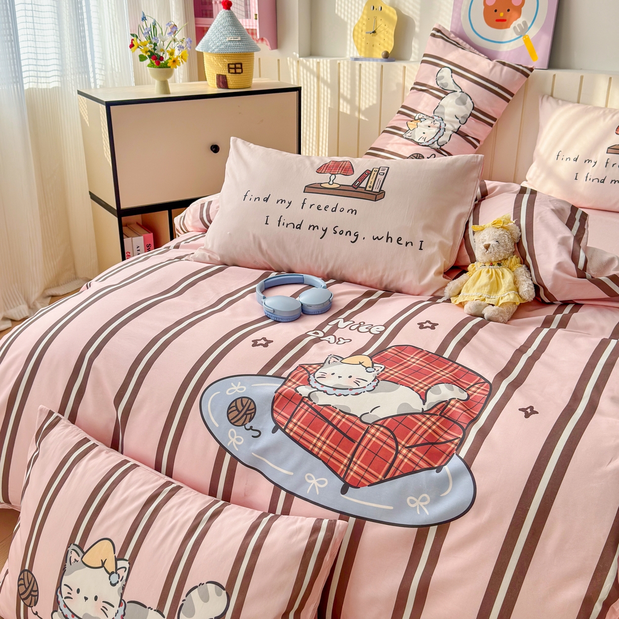 91家纺网 家纺一手货源 找家纺 寐居家纺 2026新款全棉大版数码印花四件套 慵懒小猫