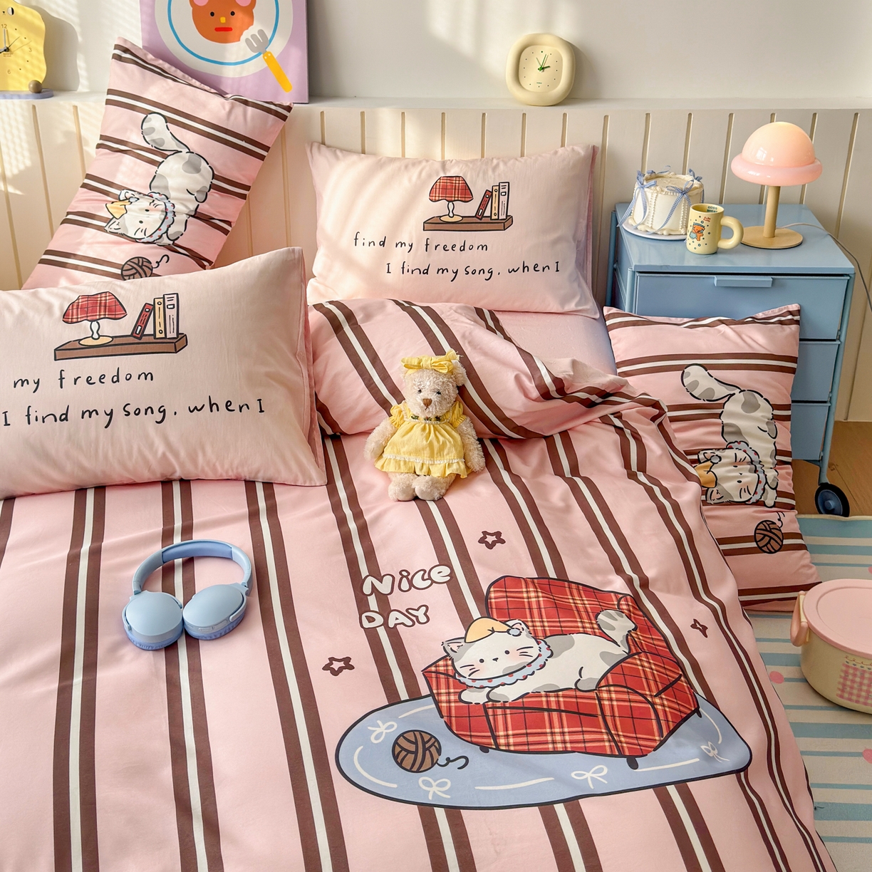 91家纺网 家纺一手货源 找家纺 寐居家纺 2026新款全棉大版数码印花四件套 慵懒小猫