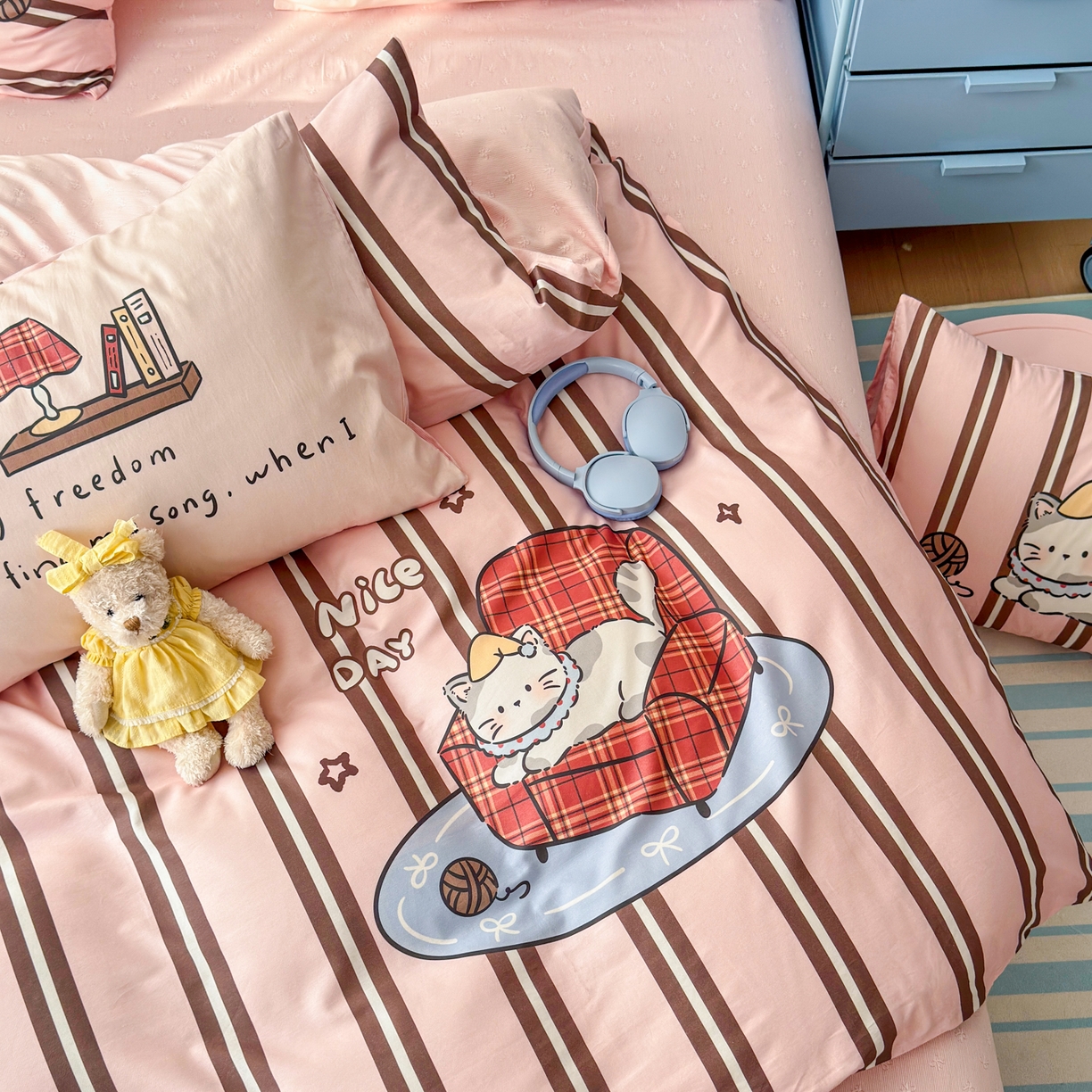 91家纺网 家纺一手货源 找家纺 寐居家纺 2026新款全棉大版数码印花四件套 慵懒小猫