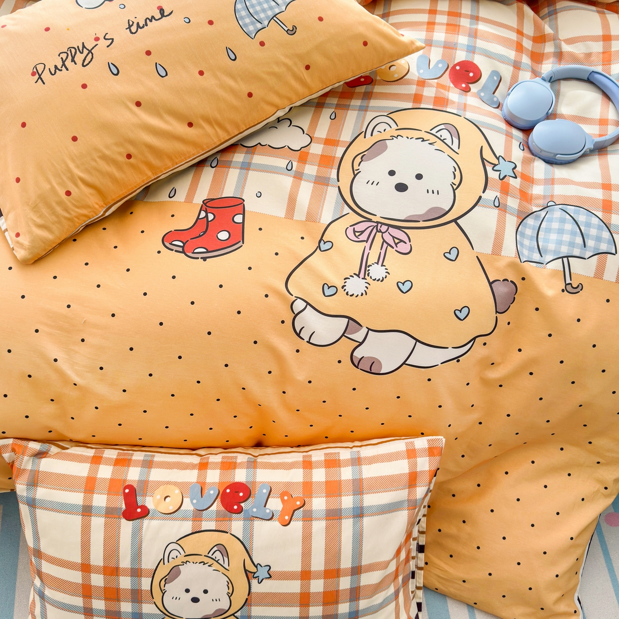 91家纺网 家纺一手货源 找家纺 寐居家纺 2026新款全棉大版数码印花四件套 雨天萌熊