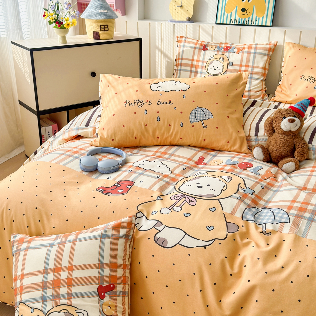 91家纺网 家纺一手货源 找家纺 寐居家纺 2026新款全棉大版数码印花四件套 雨天萌熊