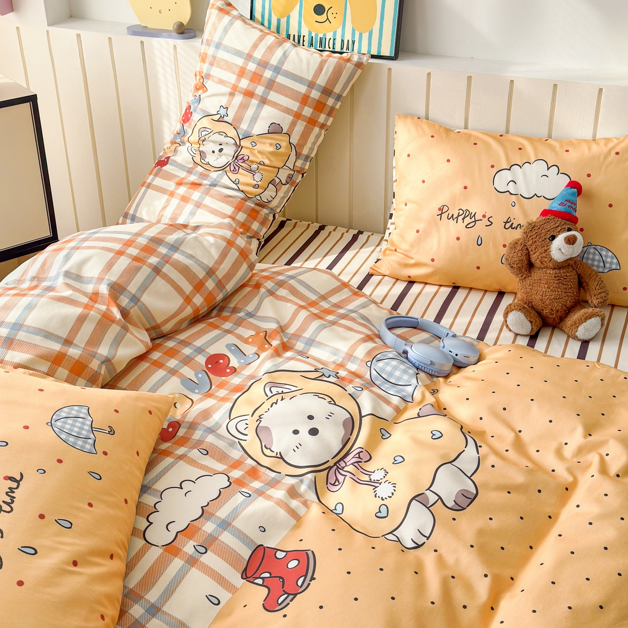 91家纺网 家纺一手货源 找家纺 寐居家纺 2026新款全棉大版数码印花四件套 雨天萌熊