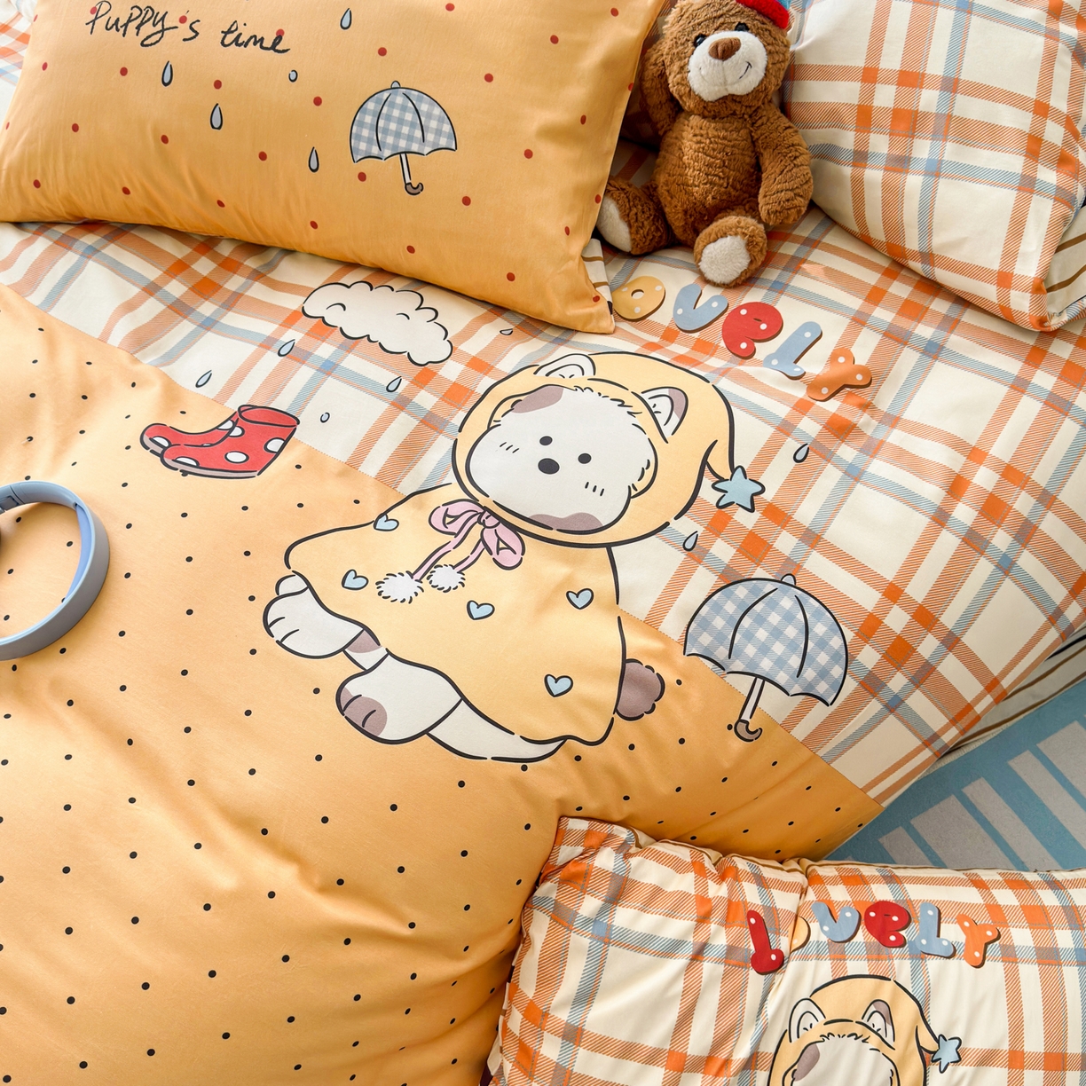 91家纺网 家纺一手货源 找家纺 寐居家纺 2026新款全棉大版数码印花四件套 雨天萌熊