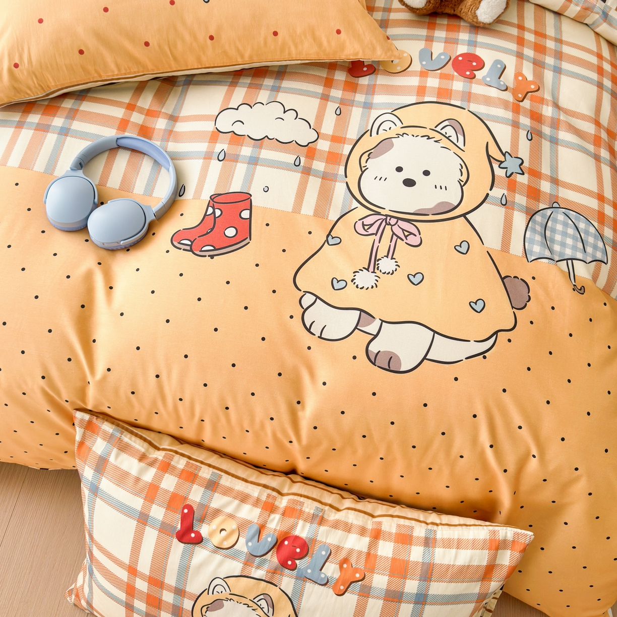 91家纺网 家纺一手货源 找家纺 寐居家纺 2026新款全棉大版数码印花四件套 雨天萌熊