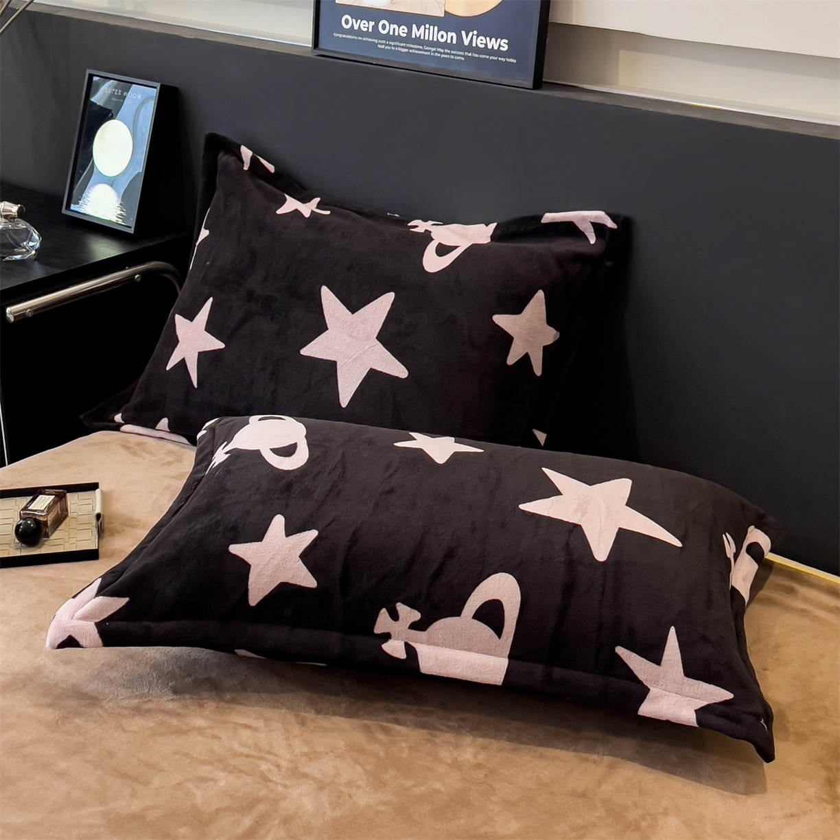 91家纺网 家纺一手货源 找家纺 布凡家居 2026新款A类中古风牛奶绒四件套 绒套件-星梦粉境