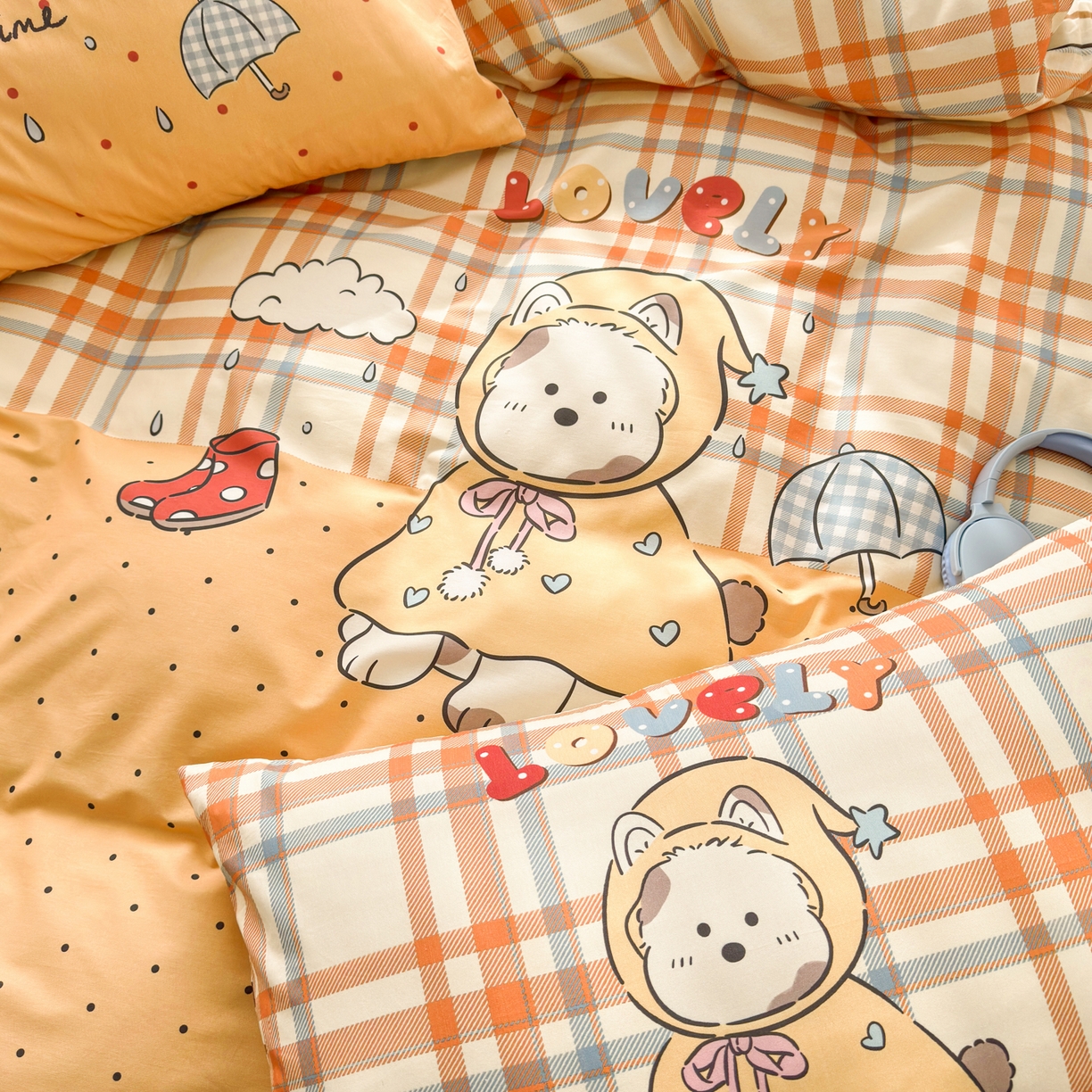 91家纺网 家纺一手货源 找家纺 寐居家纺 2026新款全棉大版数码印花四件套 雨天萌熊