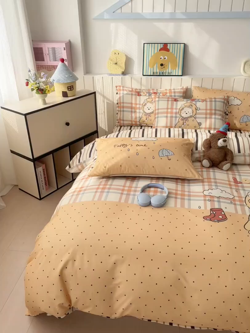 91家纺网 家纺一手货源 找家纺 寐居家纺 2026新款全棉大版数码印花四件套 雨天萌熊