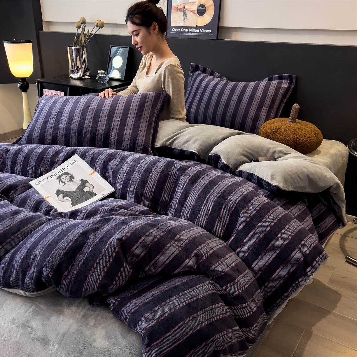 91家纺网 家纺一手货源 找家纺 布凡家居 2026新款A类中古风牛奶绒四件套 绒套件-紫韵条纹