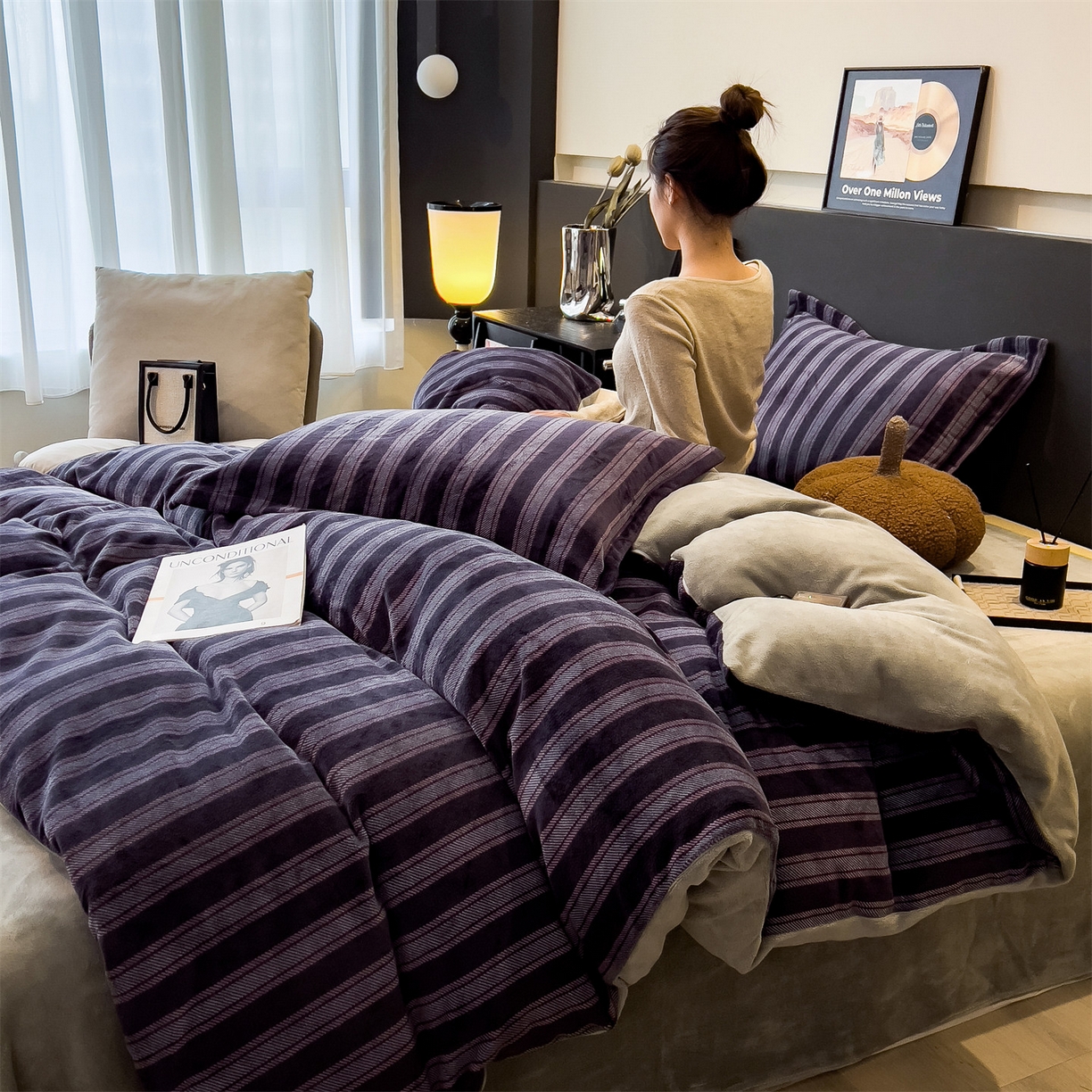 91家纺网 家纺一手货源 找家纺 布凡家居 2026新款A类中古风牛奶绒四件套 绒套件-紫韵条纹