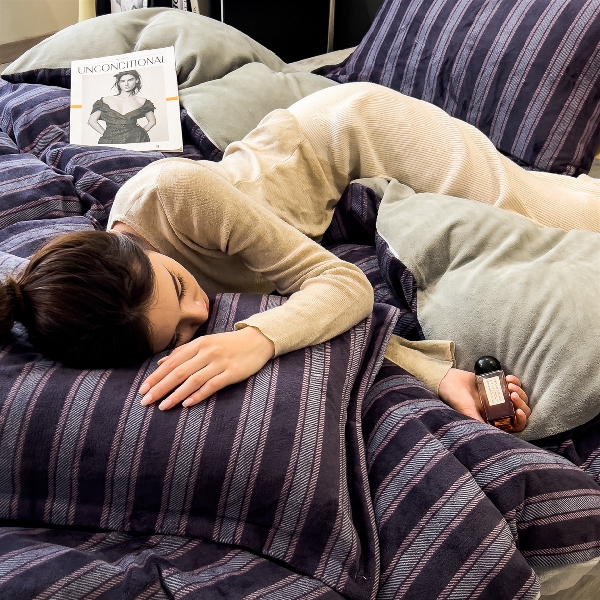 91家纺网 家纺一手货源 找家纺 布凡家居 2026新款A类中古风牛奶绒四件套 绒套件-紫韵条纹