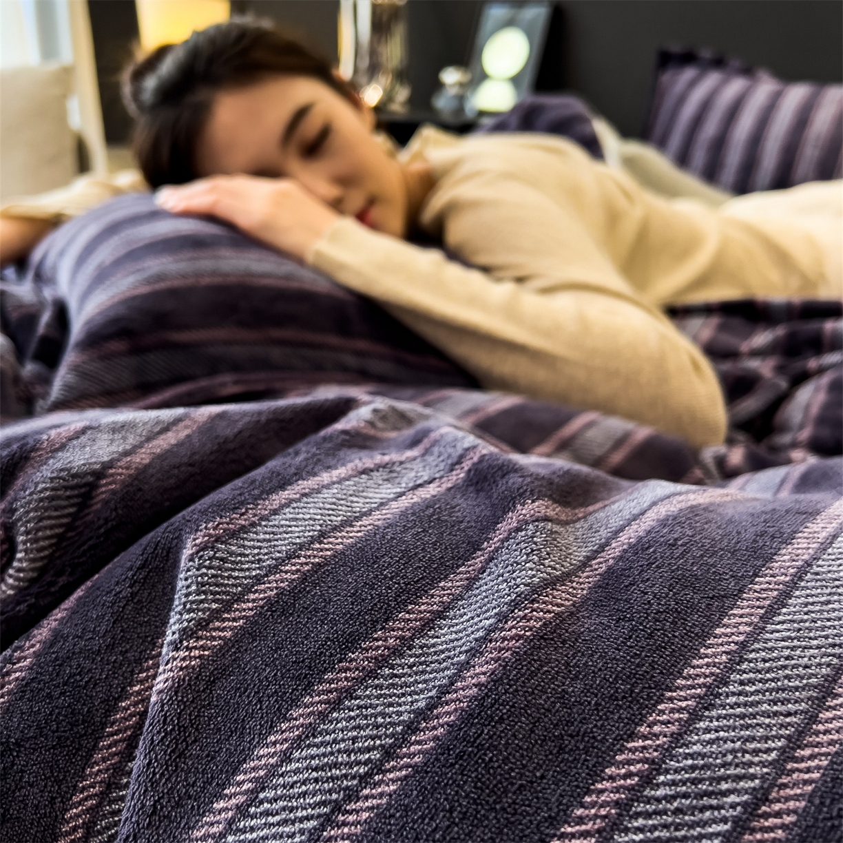 91家纺网 家纺一手货源 找家纺 布凡家居 2026新款A类中古风牛奶绒四件套 绒套件-紫韵条纹