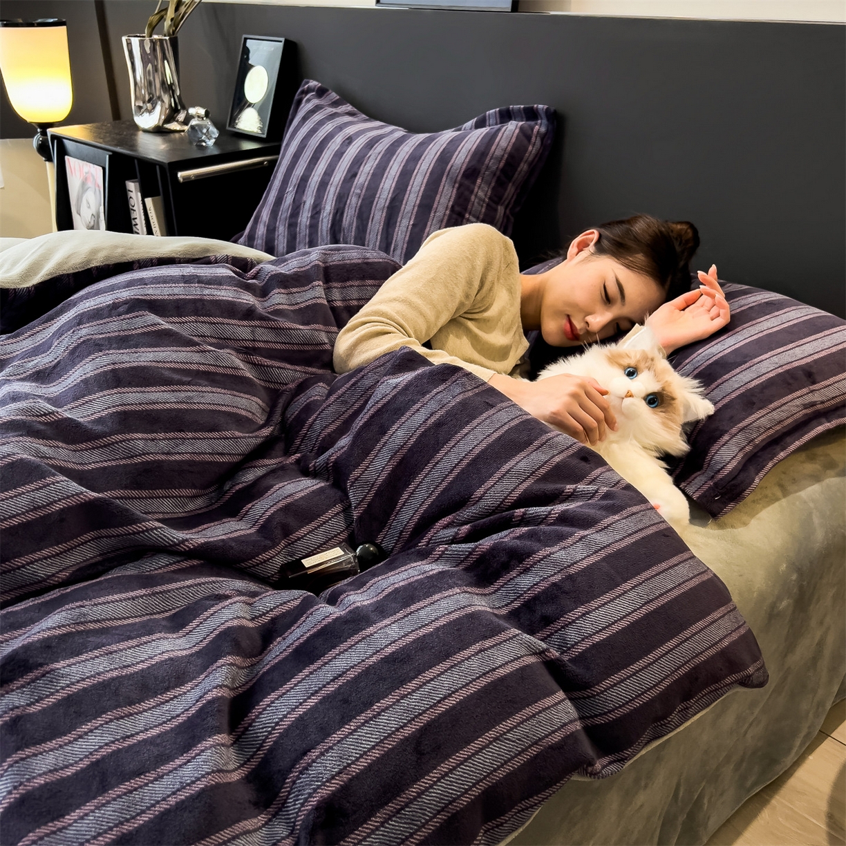 91家纺网 家纺一手货源 找家纺 布凡家居 2026新款A类中古风牛奶绒四件套 绒套件-紫韵条纹