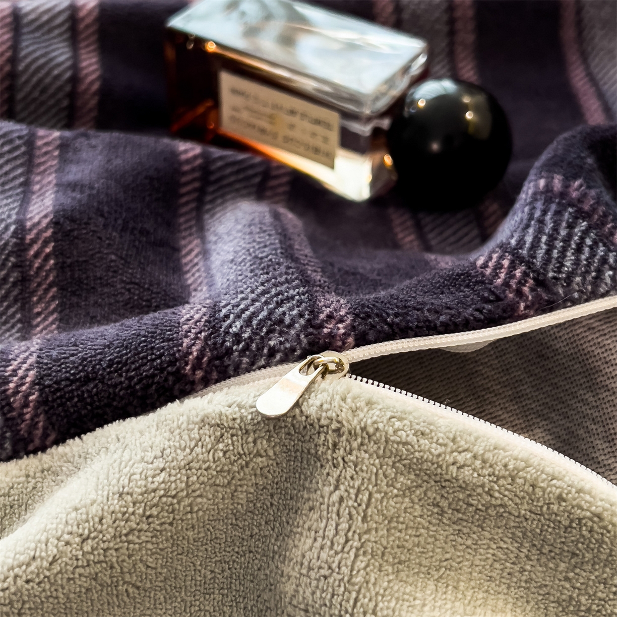 91家纺网 家纺一手货源 找家纺 布凡家居 2026新款A类中古风牛奶绒四件套 绒套件-紫韵条纹