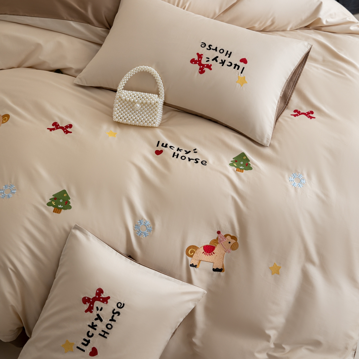 91家纺网 家纺一手货源 找家纺 沐辰 2026新款长绒棉50S纯棉满绣四件套 心愿小马-咖