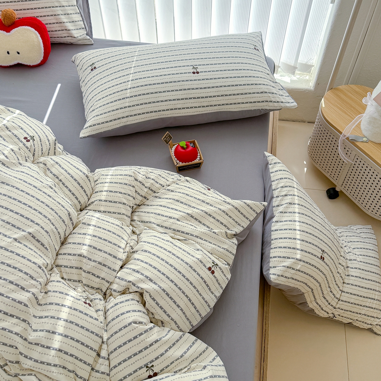 91家纺网 家纺一手货源 找家纺 铺尚美家纺 2026新款春款A类古法水洗仿棉云感棉小布袋四件套 灰条樱桃