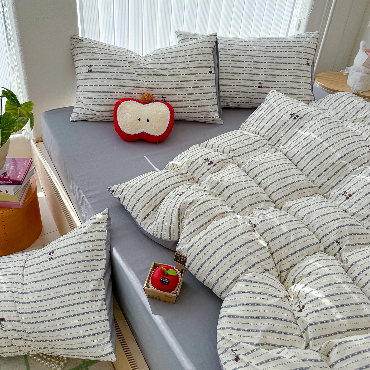 91家纺网 家纺一手货源 找家纺 铺尚美家纺 2026新款春款A类古法水洗仿棉云感棉小布袋四件套 灰条樱桃