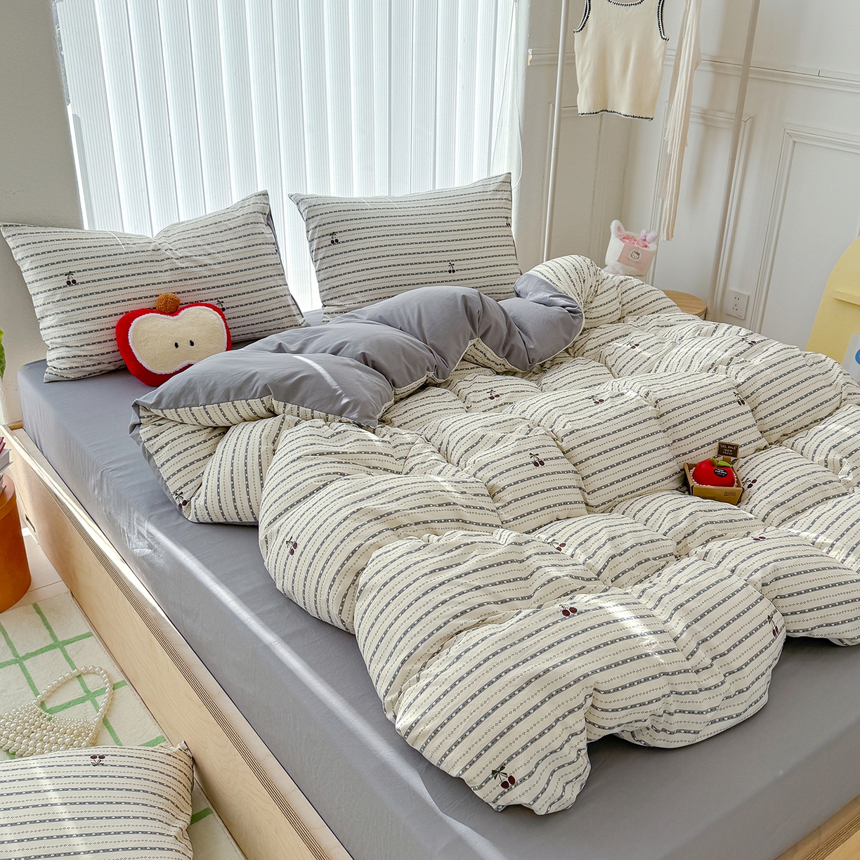 91家纺网 家纺一手货源 找家纺 铺尚美家纺 2026新款春款A类古法水洗仿棉云感棉小布袋四件套 灰条樱桃