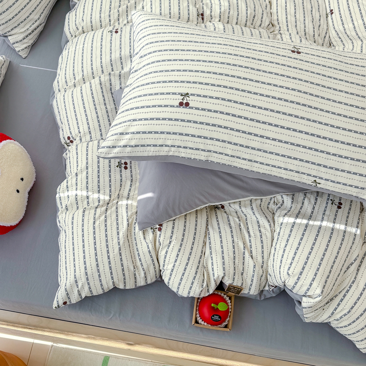 91家纺网 家纺一手货源 找家纺 铺尚美家纺 2026新款春款A类古法水洗仿棉云感棉小布袋四件套 灰条樱桃