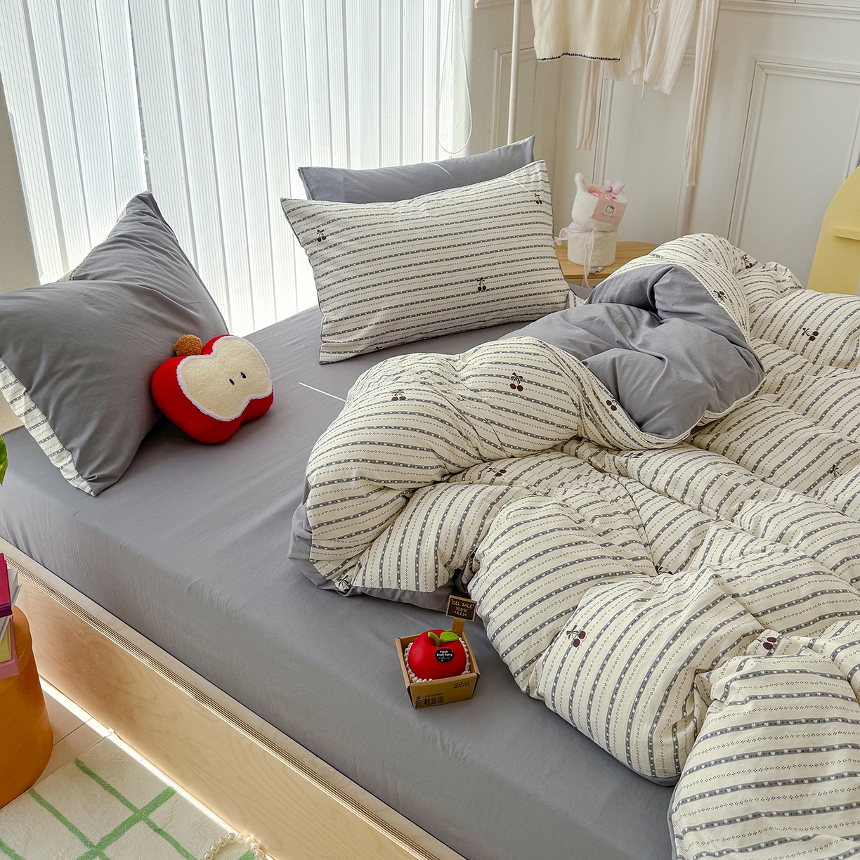 91家纺网 家纺一手货源 找家纺 铺尚美家纺 2026新款春款A类古法水洗仿棉云感棉小布袋四件套 灰条樱桃