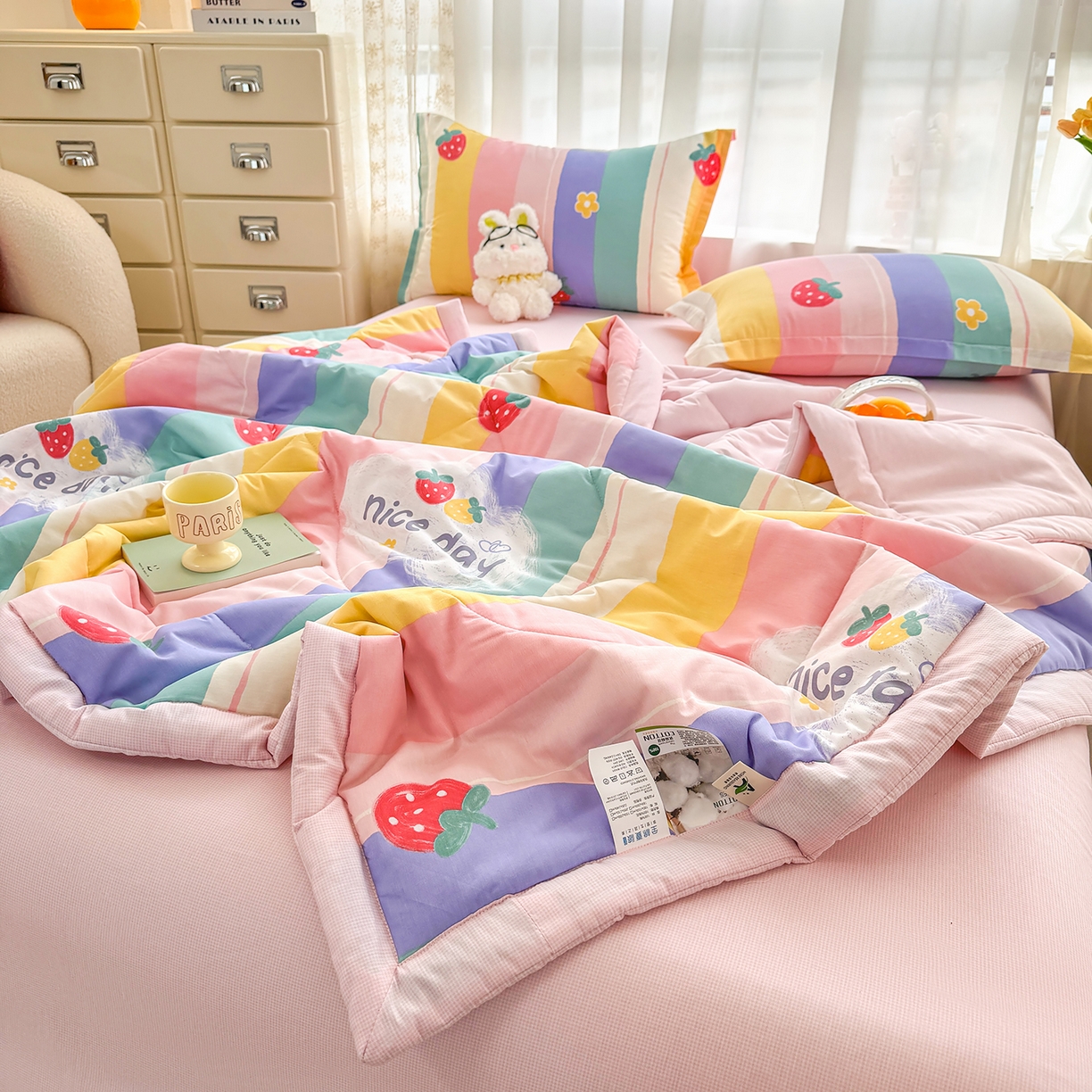 91家纺网 家纺一手货源 找家纺 瑶瑶家居 2026新款A类里外全棉夏凉被四件套-风格一 草莓甜心