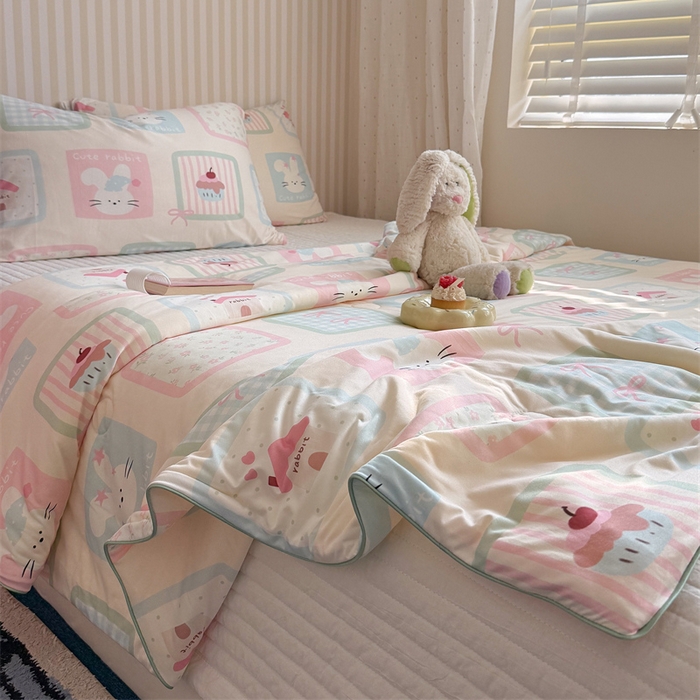 91家纺网 家纺一手货源 找家纺 暖生活 2026新款A类牛奶针织棉夏被被子被芯 小兔拼图