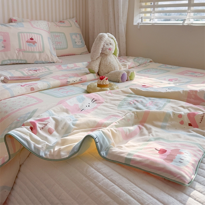 91家纺网 家纺一手货源 找家纺 暖生活 2026新款A类牛奶针织棉夏被被子被芯 小兔拼图