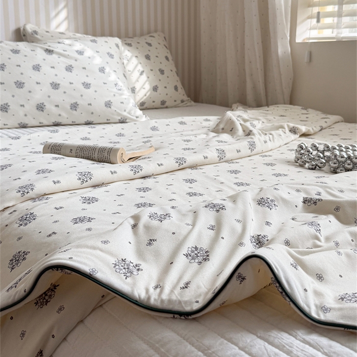 91家纺网 家纺一手货源 找家纺 暖生活 2026新款A类牛奶针织棉夏被被子被芯 白夜蔷薇