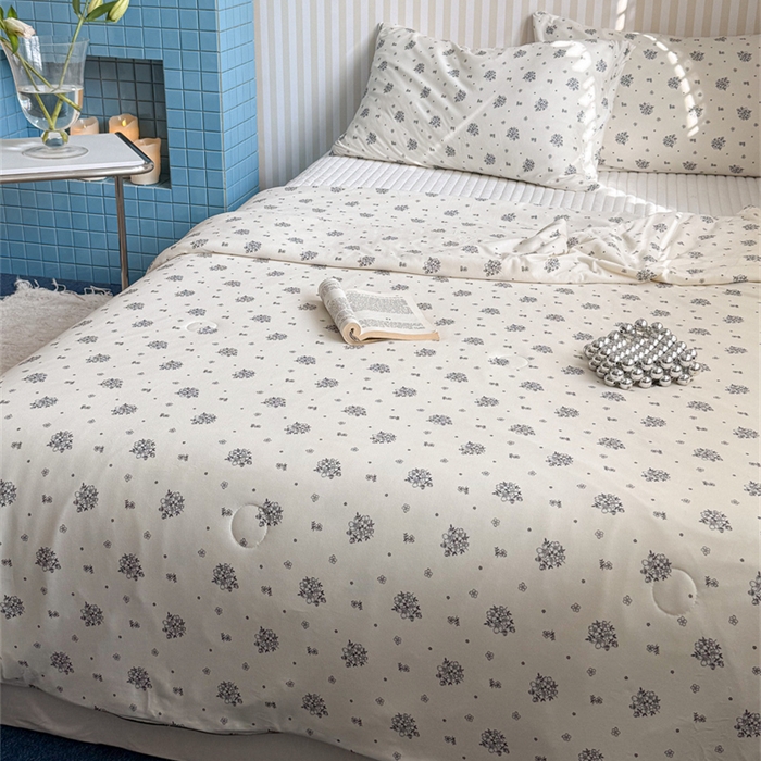 91家纺网 家纺一手货源 找家纺 暖生活 2026新款A类牛奶针织棉夏被被子被芯 白夜蔷薇