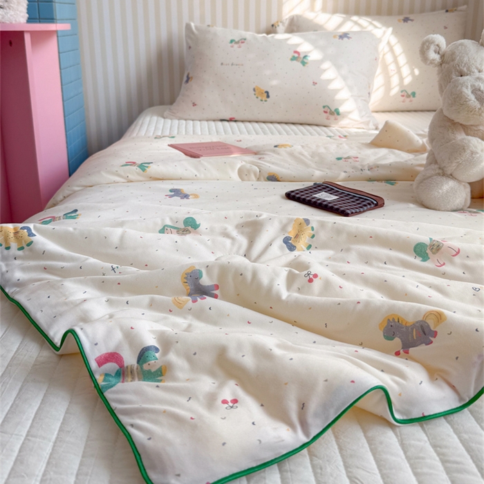 91家纺网 家纺一手货源 找家纺 暖生活 2026新款A类牛奶针织棉夏被被子被芯 缤纷小马