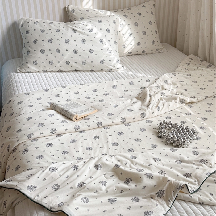 91家纺网 家纺一手货源 找家纺 暖生活 2026新款A类牛奶针织棉夏被被子被芯 白夜蔷薇