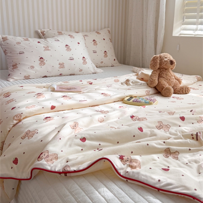 91家纺网 家纺一手货源 找家纺 暖生活 2026新款A类牛奶针织棉夏被被子被芯 草莓小宠