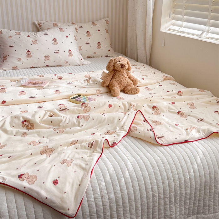 91家纺网 家纺一手货源 找家纺 暖生活 2026新款A类牛奶针织棉夏被被子被芯 草莓小宠