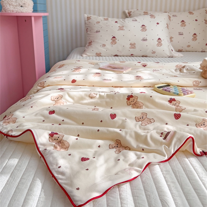 91家纺网 家纺一手货源 找家纺 暖生活 2026新款A类牛奶针织棉夏被被子被芯 草莓小宠