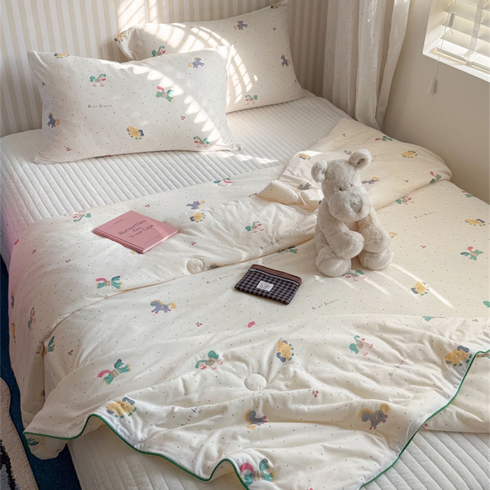 91家纺网 家纺一手货源 找家纺 暖生活 2026新款A类牛奶针织棉夏被被子被芯 缤纷小马