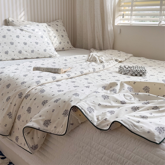 91家纺网 家纺一手货源 找家纺 暖生活 2026新款A类牛奶针织棉夏被被子被芯 白夜蔷薇