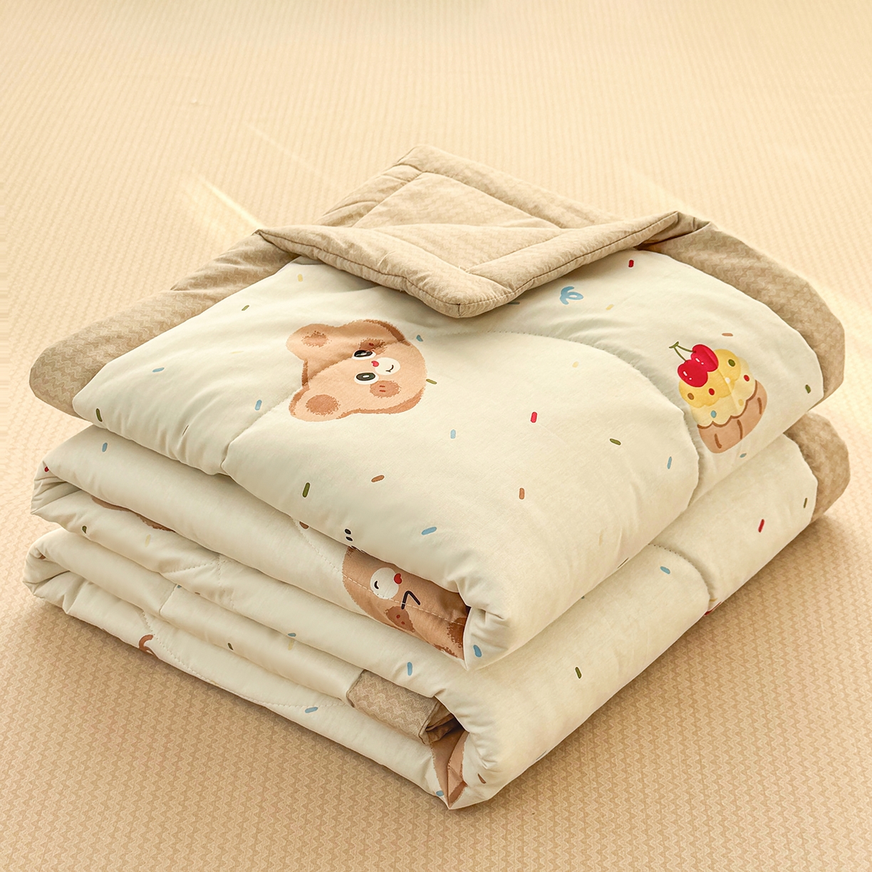 91家纺网 家纺一手货源 找家纺 瑶瑶家居 2026新款A类里外全棉夏凉被四件套-风格一 奶萌熊