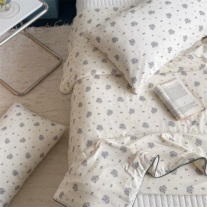 91家纺网 家纺一手货源 找家纺 暖生活 2026新款A类牛奶针织棉夏被被子被芯 白夜蔷薇