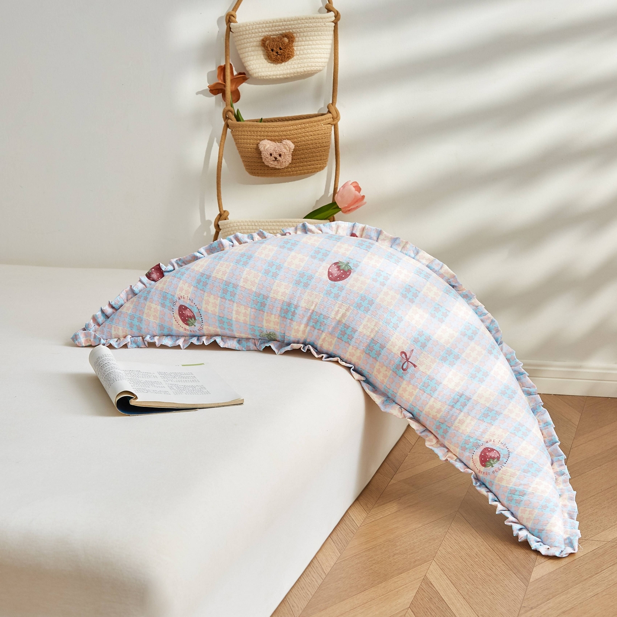 91家纺网 家纺一手货源 找家纺 小桃姐家纺 2026新款可拆洗多功能舒睡月亮抱抱枕夹腿抱枕孕妇枕新生儿安抚枕头 草莓格