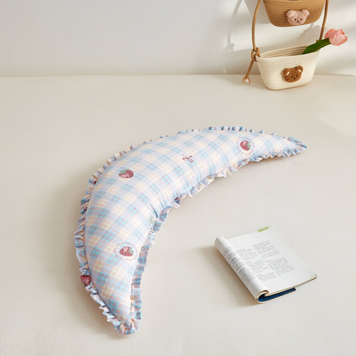 91家纺网 家纺一手货源 找家纺 小桃姐家纺 2026新款可拆洗多功能舒睡月亮抱抱枕夹腿抱枕孕妇枕新生儿安抚枕头 草莓格