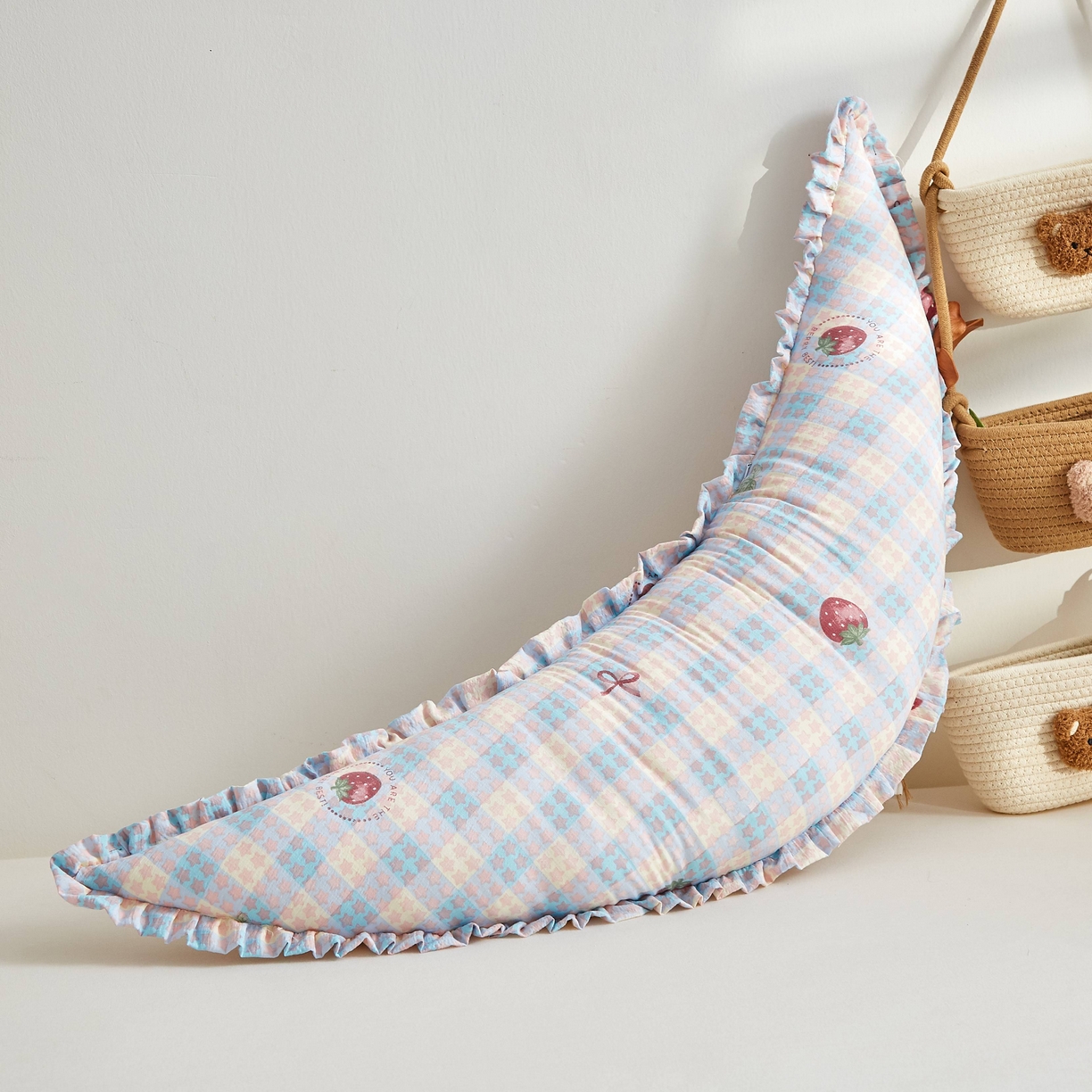 91家纺网 家纺一手货源 找家纺 小桃姐家纺 2026新款可拆洗多功能舒睡月亮抱抱枕夹腿抱枕孕妇枕新生儿安抚枕头 草莓格