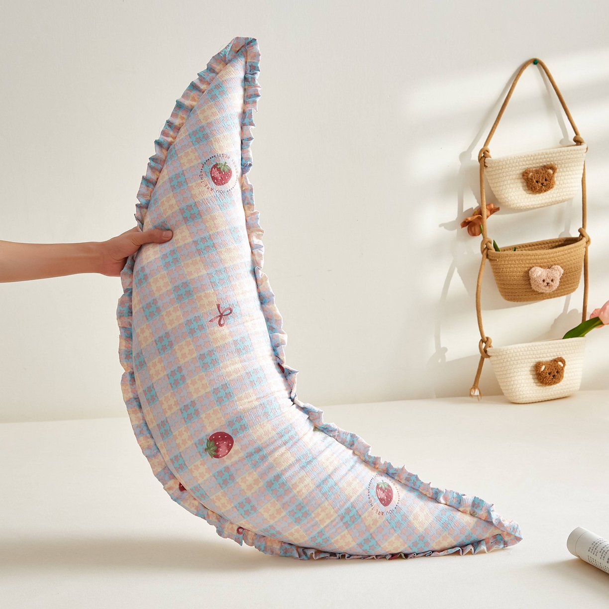 91家纺网 家纺一手货源 找家纺 小桃姐家纺 2026新款可拆洗多功能舒睡月亮抱抱枕夹腿抱枕孕妇枕新生儿安抚枕头 草莓格