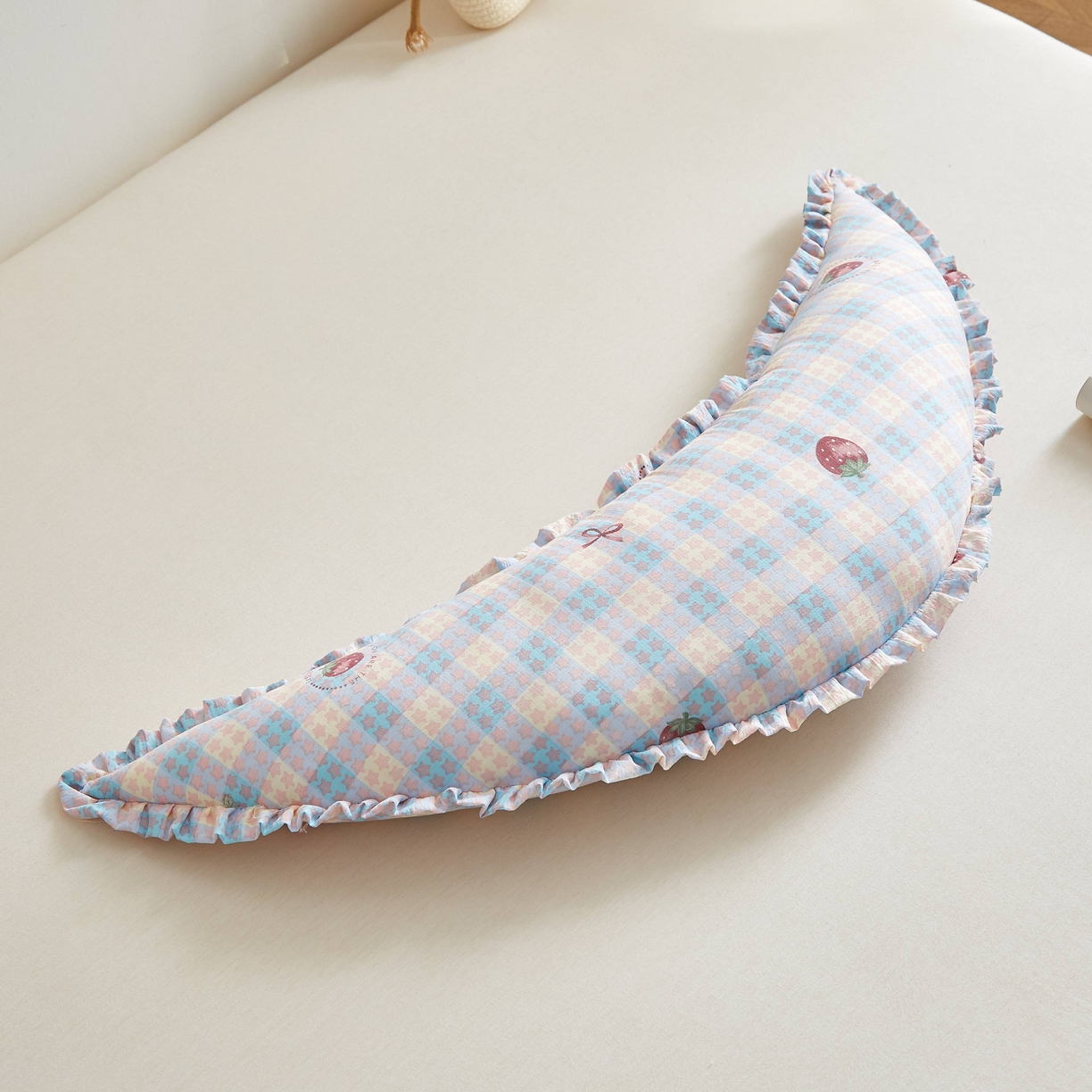 91家纺网 家纺一手货源 找家纺 小桃姐家纺 2026新款可拆洗多功能舒睡月亮抱抱枕夹腿抱枕孕妇枕新生儿安抚枕头 草莓格