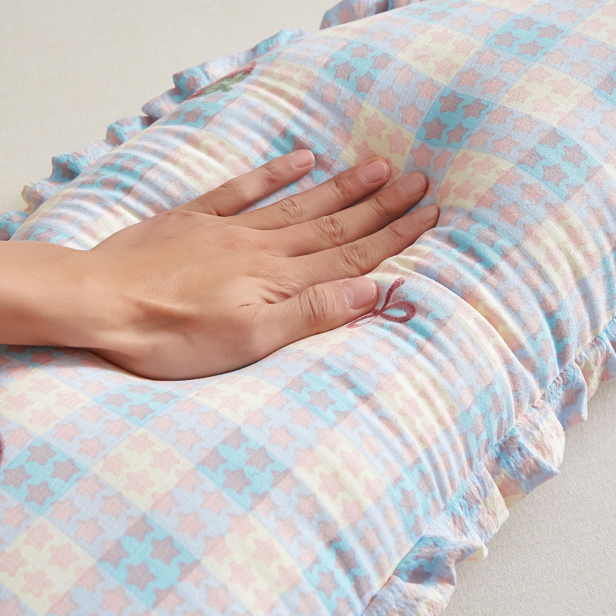 91家纺网 家纺一手货源 找家纺 小桃姐家纺 2026新款可拆洗多功能舒睡月亮抱抱枕夹腿抱枕孕妇枕新生儿安抚枕头 草莓格