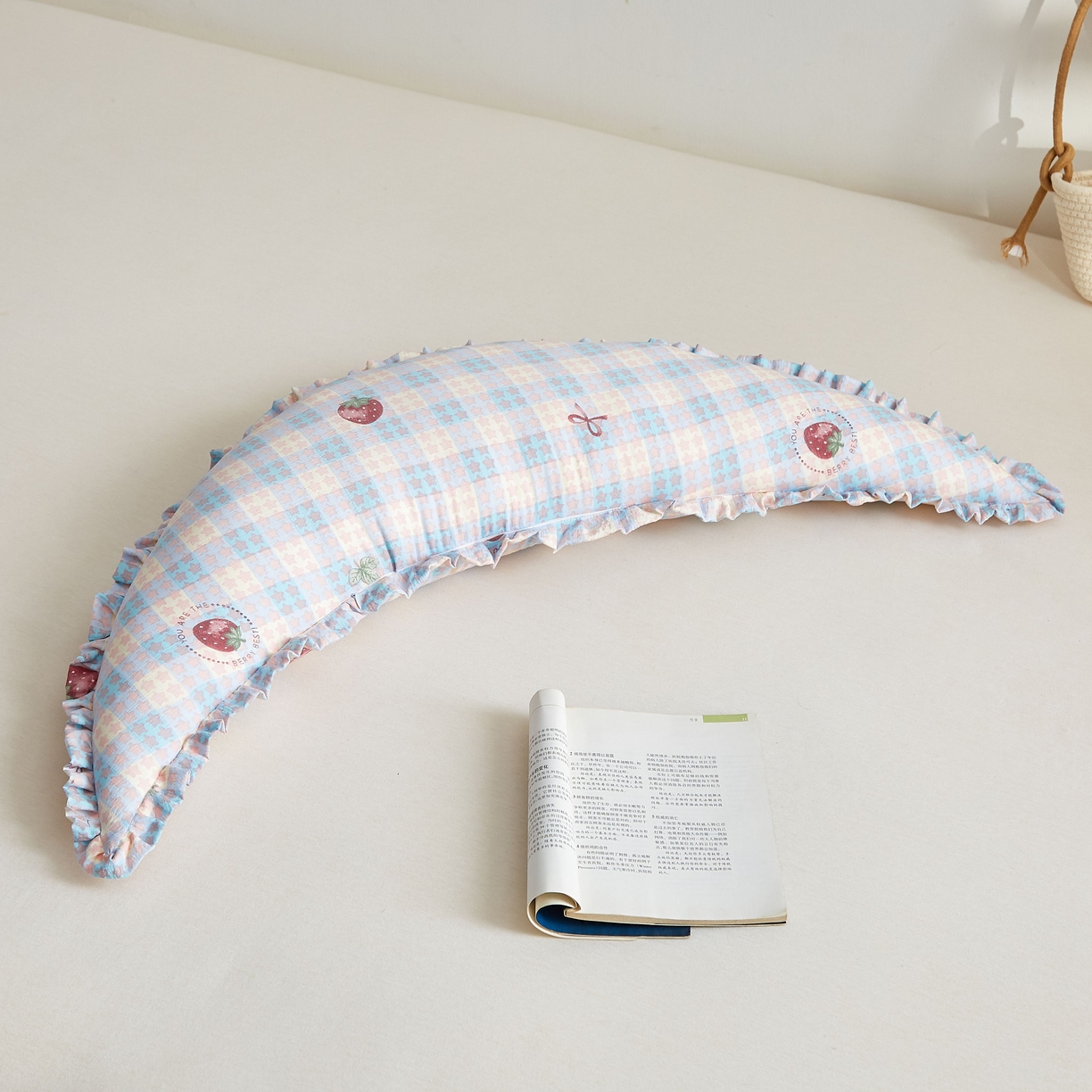 91家纺网 家纺一手货源 找家纺 小桃姐家纺 2026新款可拆洗多功能舒睡月亮抱抱枕夹腿抱枕孕妇枕新生儿安抚枕头 草莓格