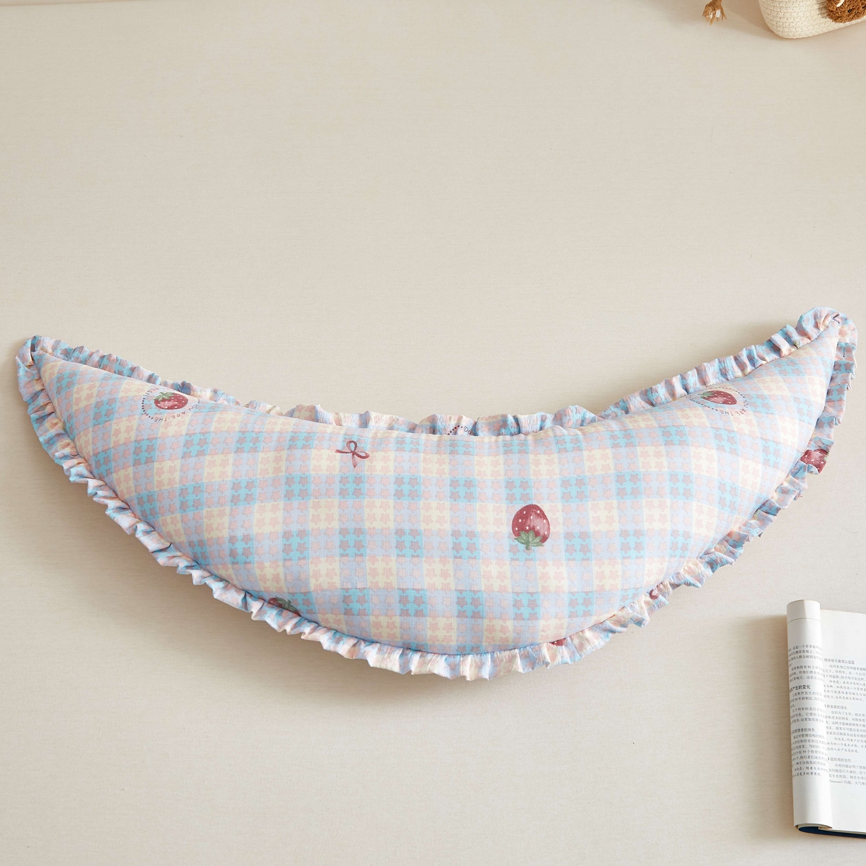 91家纺网 家纺一手货源 找家纺 小桃姐家纺 2026新款可拆洗多功能舒睡月亮抱抱枕夹腿抱枕孕妇枕新生儿安抚枕头 草莓格