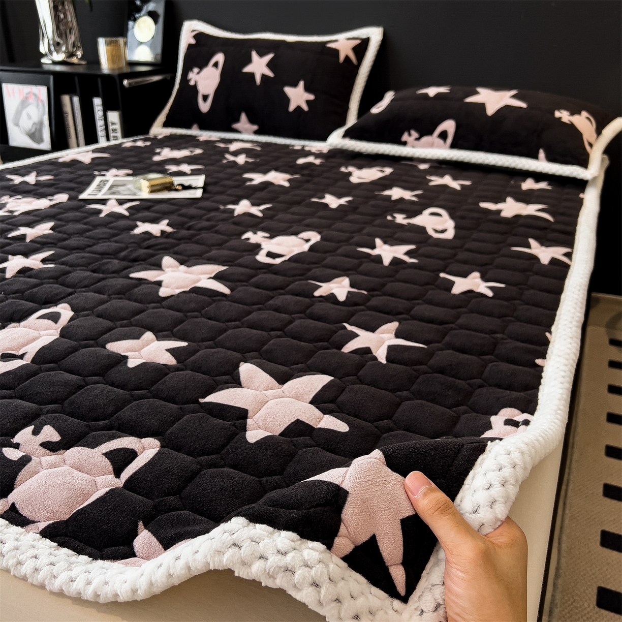 91家纺网 家纺一手货源 找家纺 布凡家居 2026新款A类230克高克重牛奶绒床褥 奇妙星空-黑