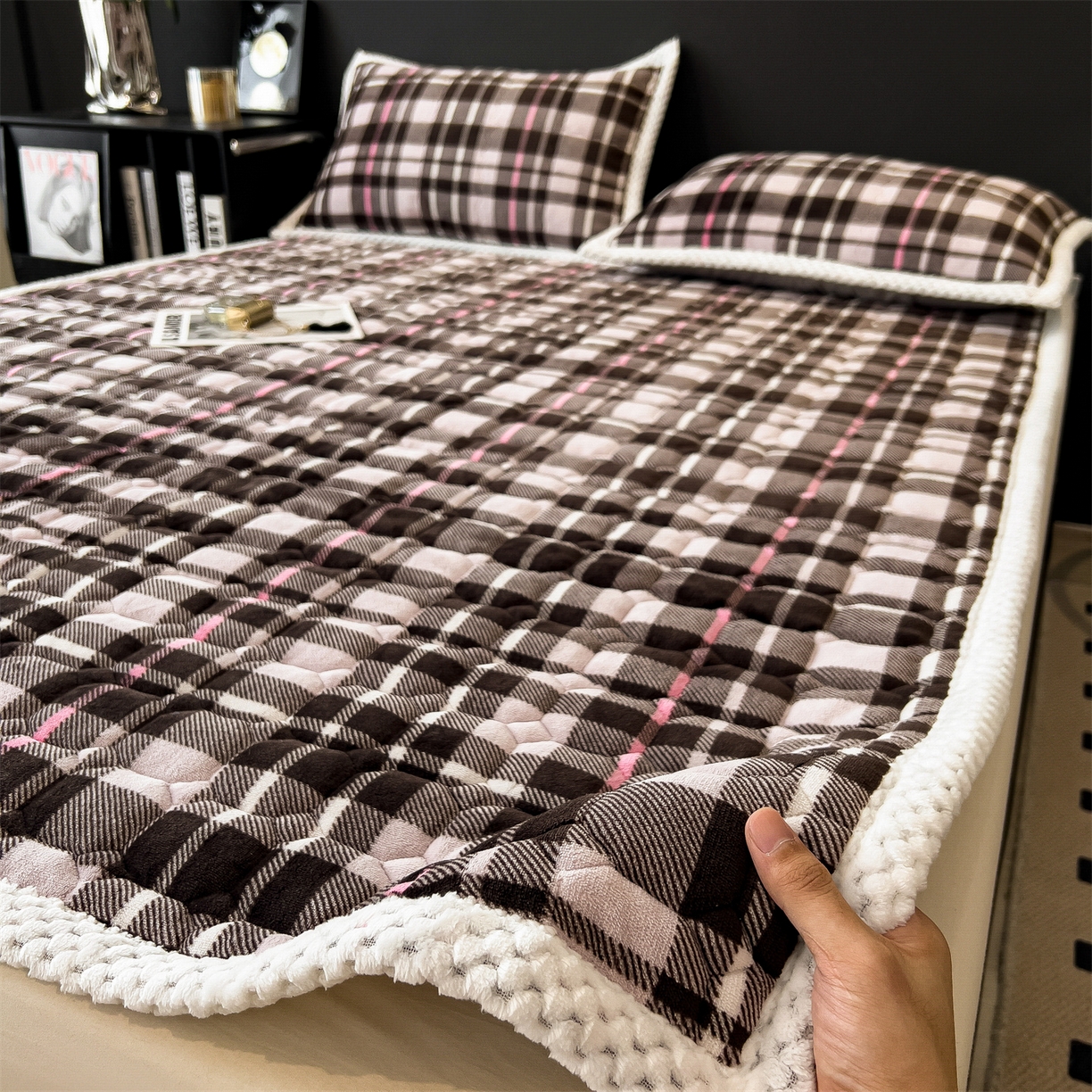 91家纺网 家纺一手货源 找家纺 布凡家居 2026新款A类230克高克重牛奶绒床褥 粉咖格