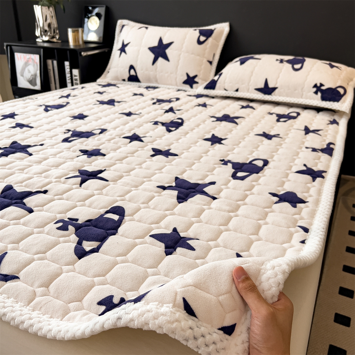 91家纺网 家纺一手货源 找家纺 布凡家居 2026新款A类230克高克重牛奶绒床褥 奇妙星空-白