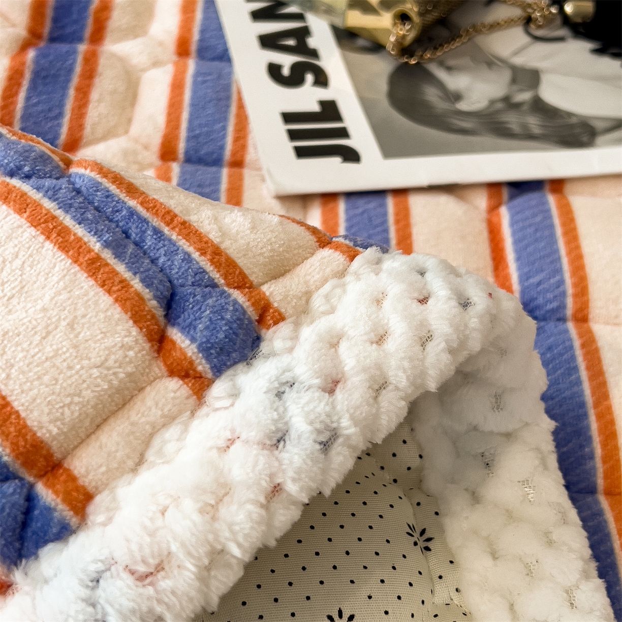 91家纺网 家纺一手货源 找家纺 布凡家居 2026新款A类230克高克重牛奶绒床褥 彩虹条纹